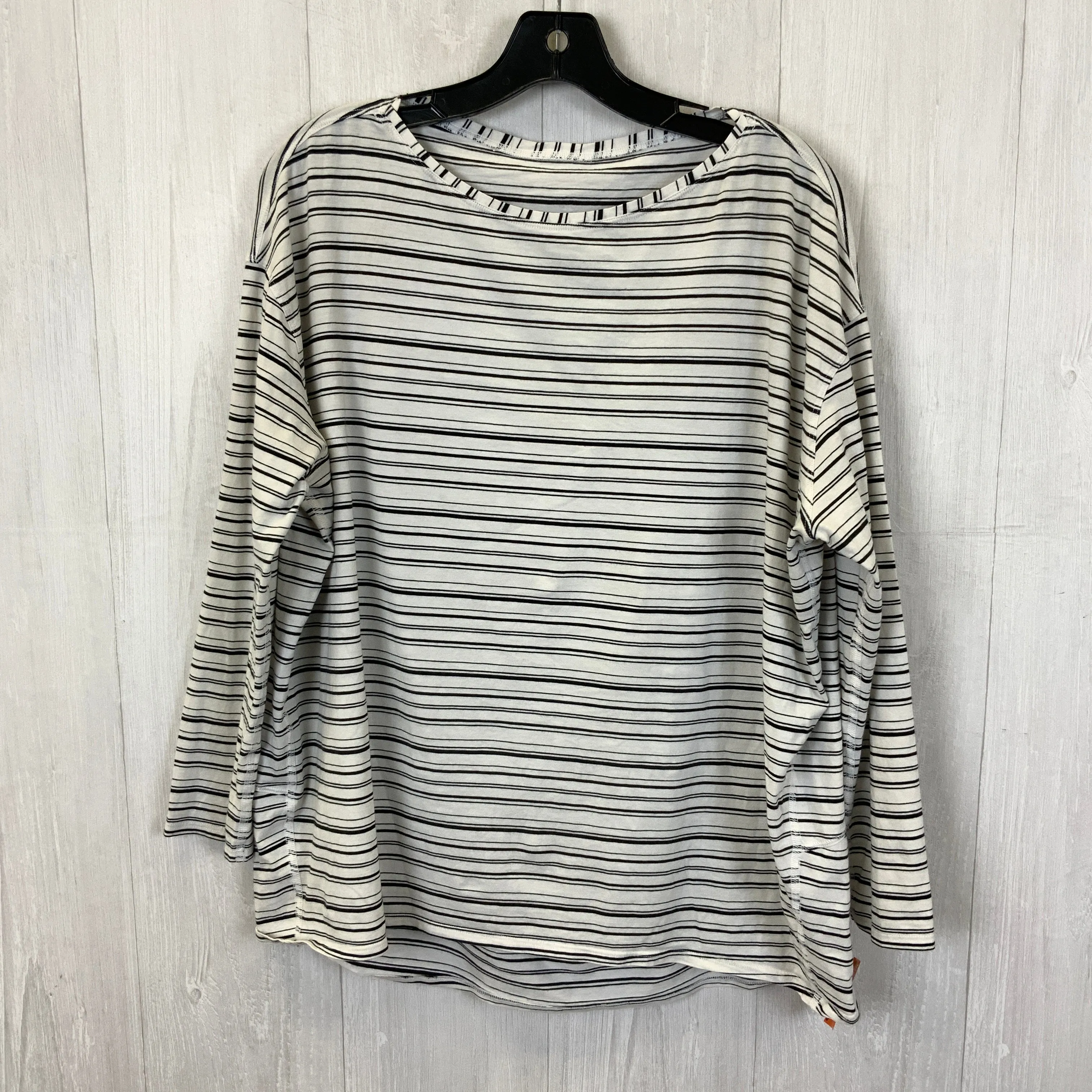 Athletic Top Long Sleeve Collar By Lululemon In Black & White, Size: 20